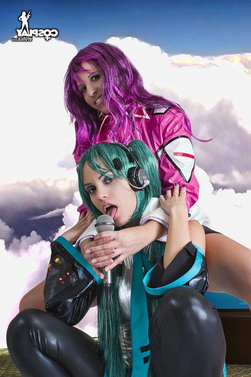 12P Lindas cosplayers compartilham um beijo lésbico enquanto cantam uma música