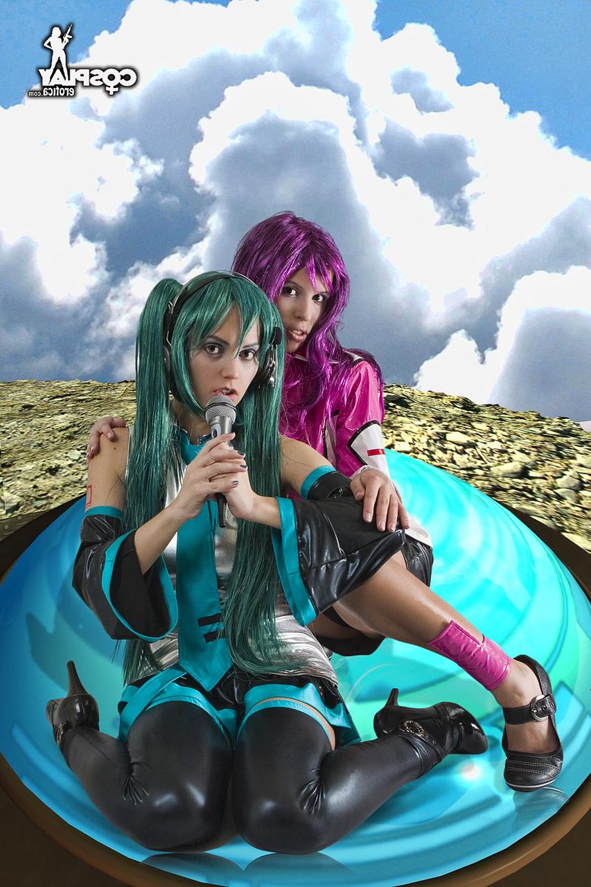 12P Lindas cosplayers compartilham um beijo lésbico enquanto cantam uma música