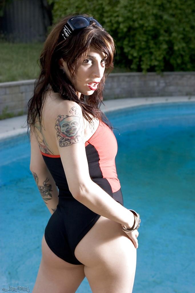 16P Amadora milf Joanna Angel demonstra suas tatuagens sensuais na piscina