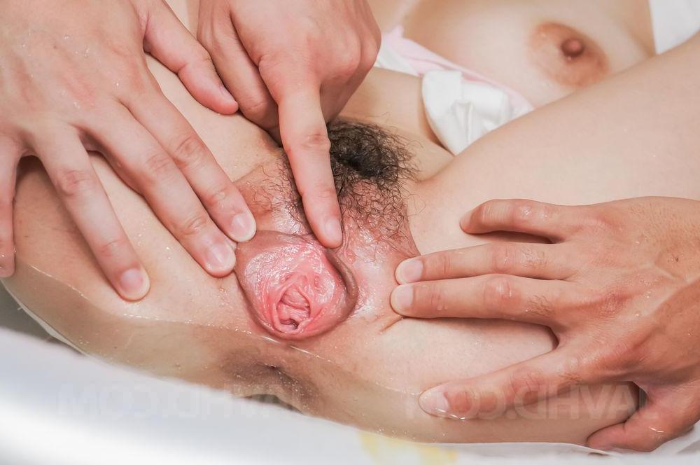 15P A japonesa Mirei Yokoyama é masturbada por dois caras em uma piscina infantil