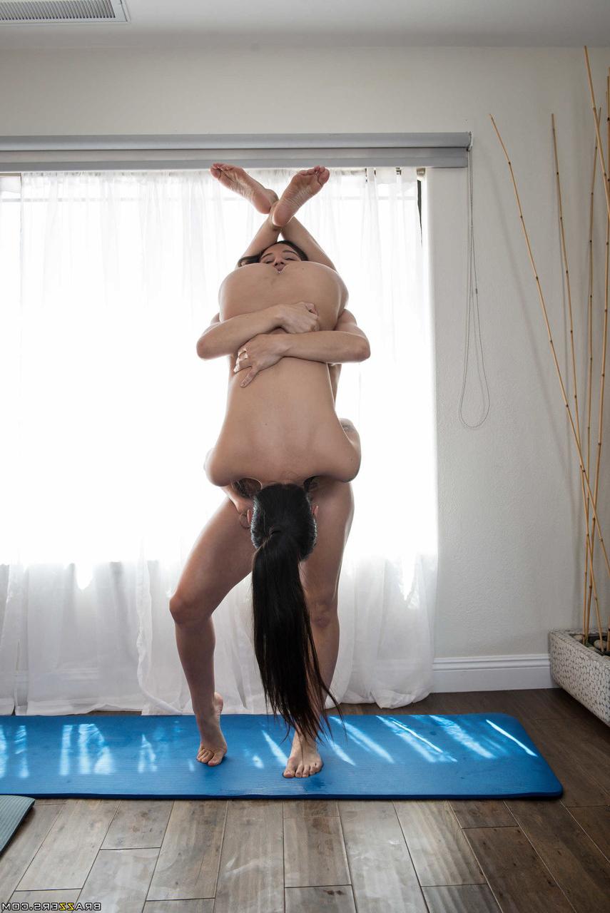 20P La instructora de yoga Abella Danger se folla a la pequeña Brenna Sparks con un arnés