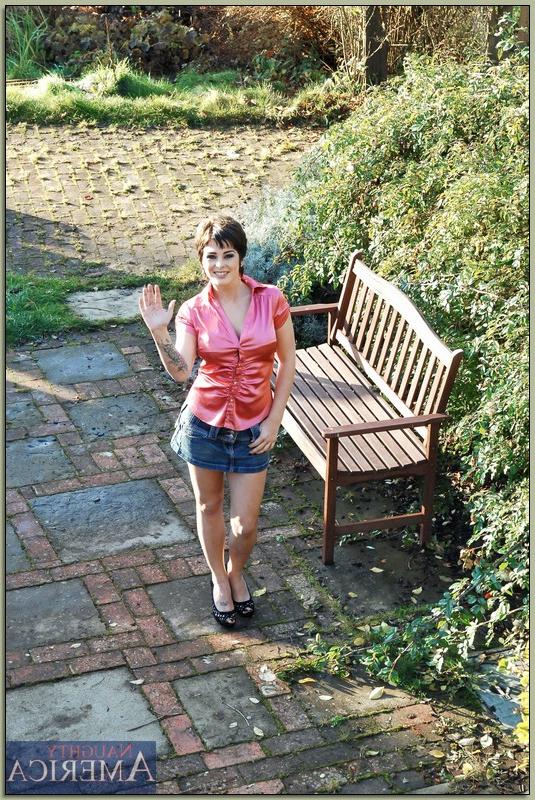20P Die heißen Brünetten Isabel Ice und Daisy Rock tauschen ihren Freund bei einem Anal-Vierer