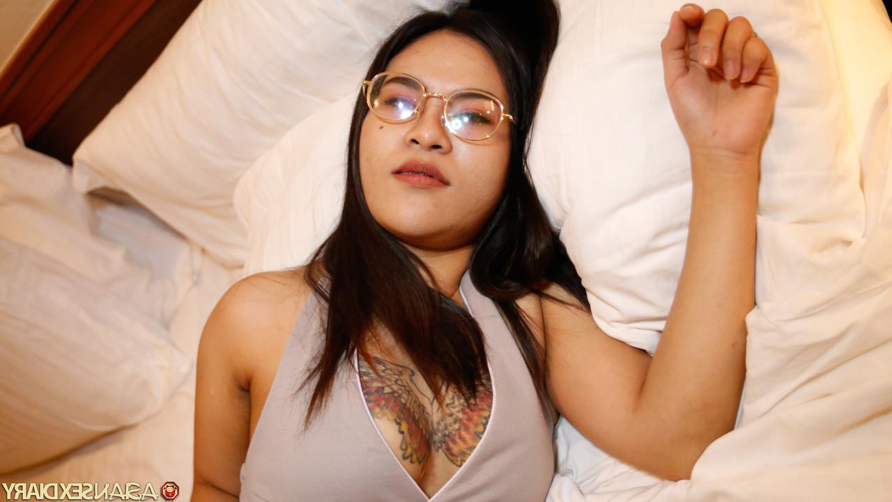 20P La jeune asiatique Moemoe exhibe son gros cul en se déshabillant pour du sexe en POV.
