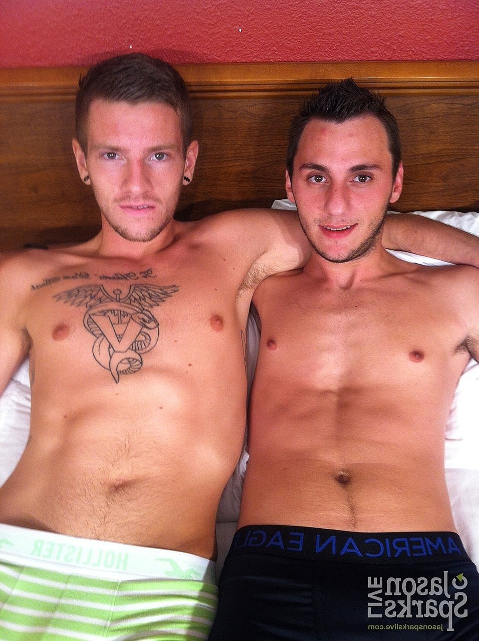 20P Amantes gays levemente tatuados Elliott Vance e Lucas Slade beijo francês e foda