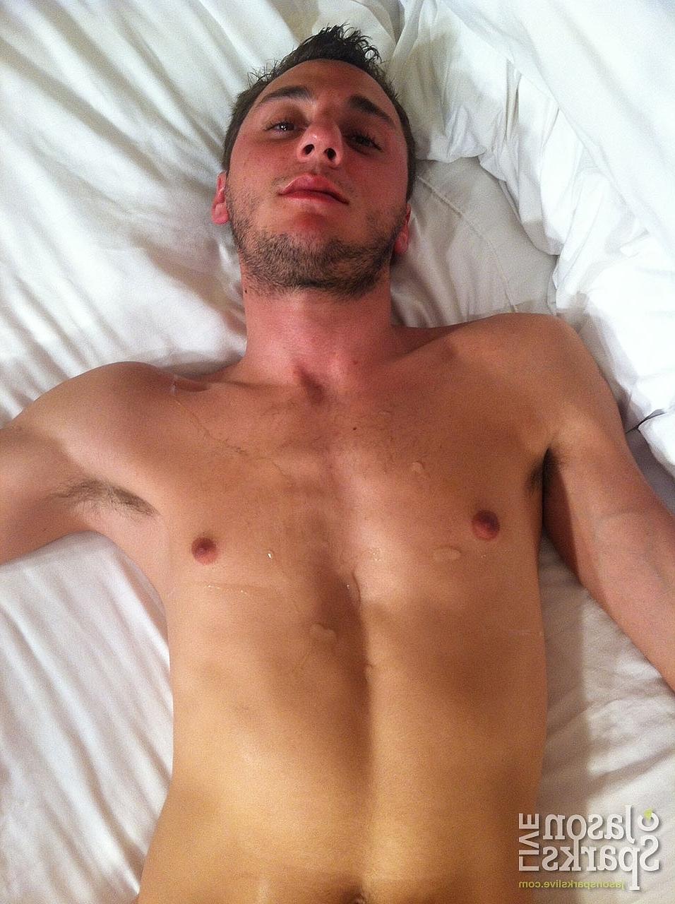 20P Amantes gays levemente tatuados Elliott Vance e Lucas Slade beijo francês e foda