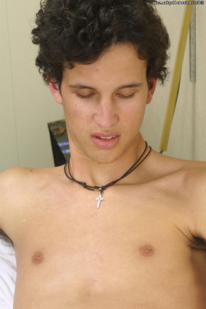 20P O lindo cowboy gay Evan 1 acaricia seu pau peludo até ejacular