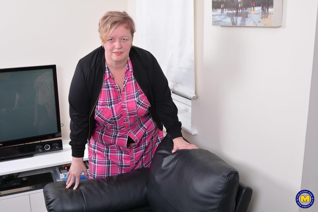 16P Une grosse grosse mature enlève sa robe pour lécher ses énormes gros seins et sa chatte jouet