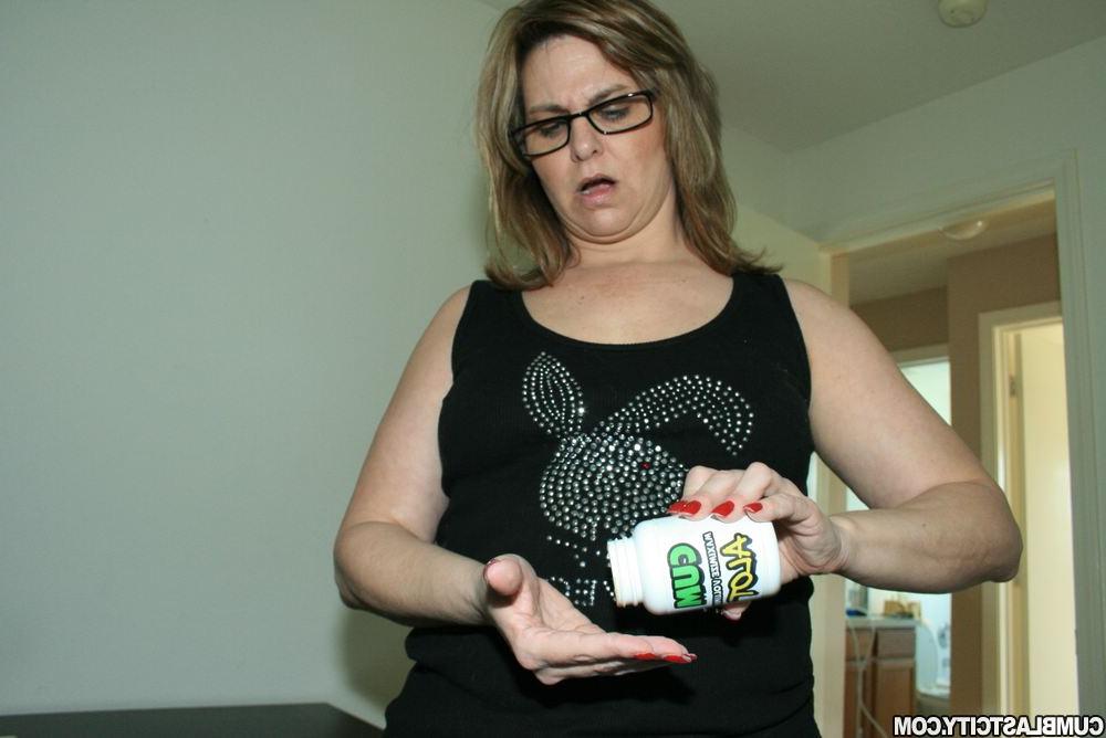 12P A garota amadora Frankie Rae consegue gozar de um pau com uma punheta em seus óculos