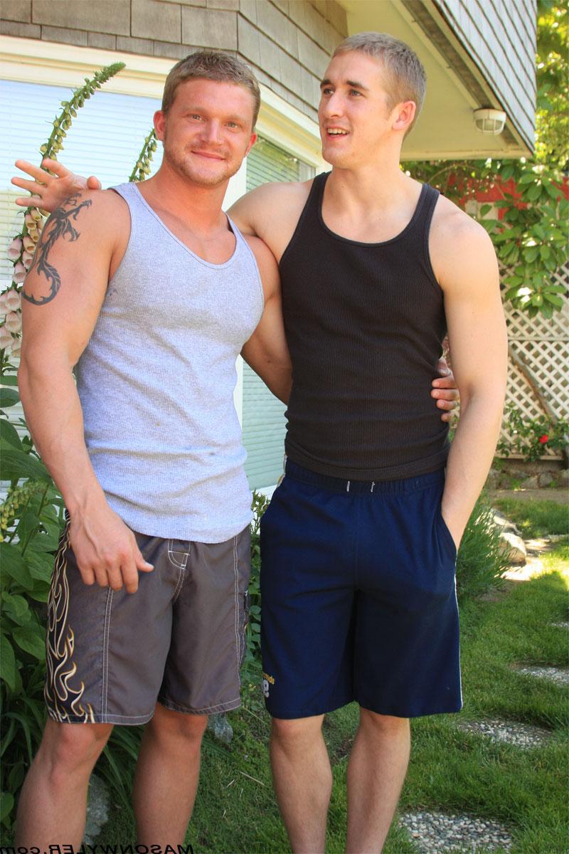 20P El musculoso tatuado Marcus folla a cuatro patas con Mason Wyler