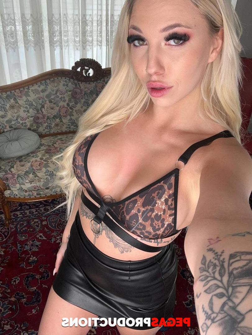20P A gata tatuada Talya Blondie tira selfies nuas enquanto exibe seus peitos grandes