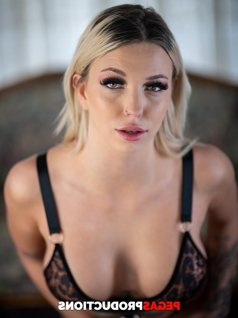 20P A gata tatuada Talya Blondie tira selfies nuas enquanto exibe seus peitos grandes