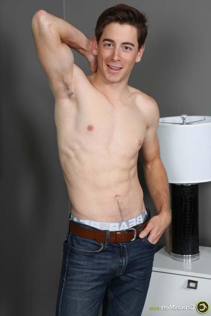 20P Der brünette Schnuckel Peter enthüllt seine sexy Bauchmuskeln, seinen großen Schwanz und seinen Hintern