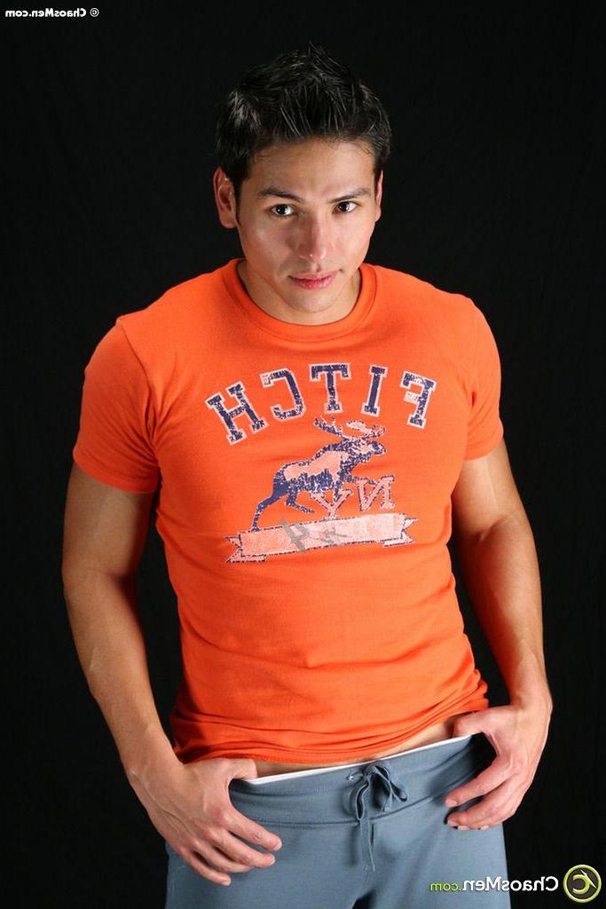 20P Le joli latino gay Jherrad se déshabille avant de poser nu et de montrer sa grosse bite