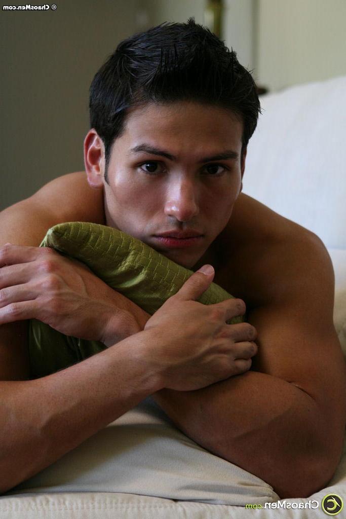20P Le joli latino gay Jherrad se déshabille avant de poser nu et de montrer sa grosse bite