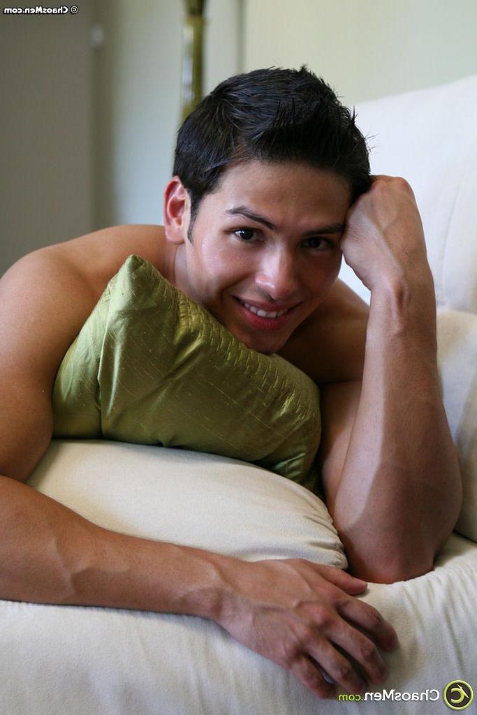 20P Le joli latino gay Jherrad se déshabille avant de poser nu et de montrer sa grosse bite