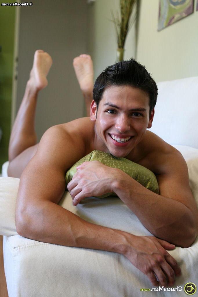 20P Le joli latino gay Jherrad se déshabille avant de poser nu et de montrer sa grosse bite