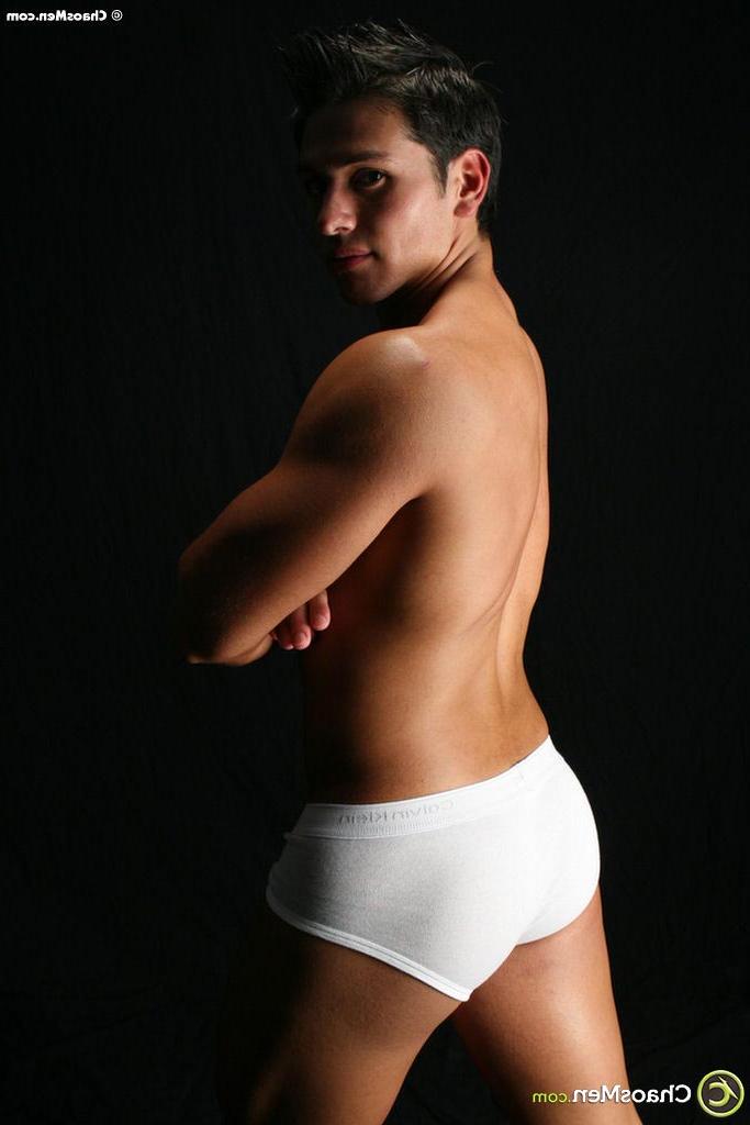 20P Le joli latino gay Jherrad se déshabille avant de poser nu et de montrer sa grosse bite
