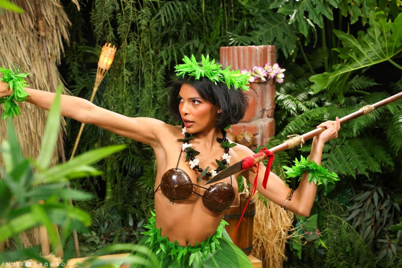 20P Lindo ébano amazon tranny Lola Morena fica com a bunda recheada com força