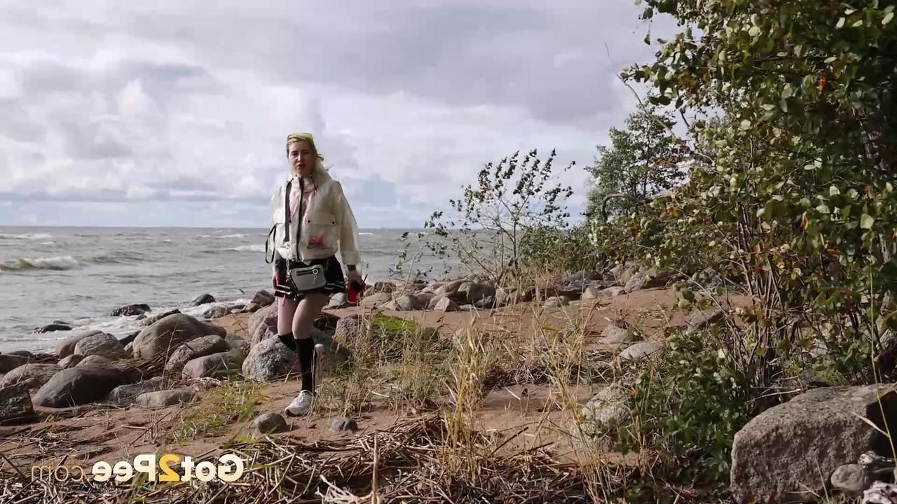 15P A loira Squanch Baby faz xixi na praia enquanto sai para passear
