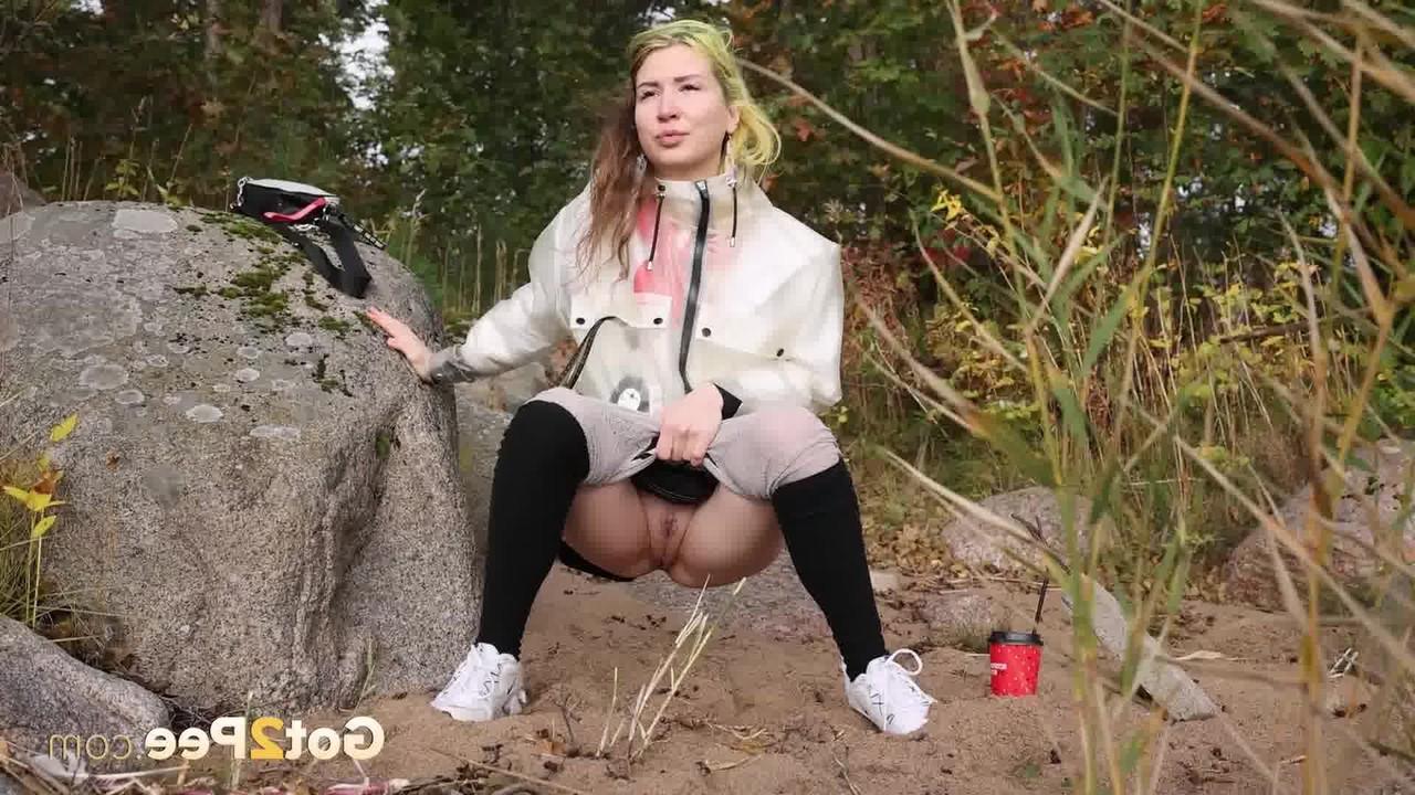 15P A loira Squanch Baby faz xixi na praia enquanto sai para passear