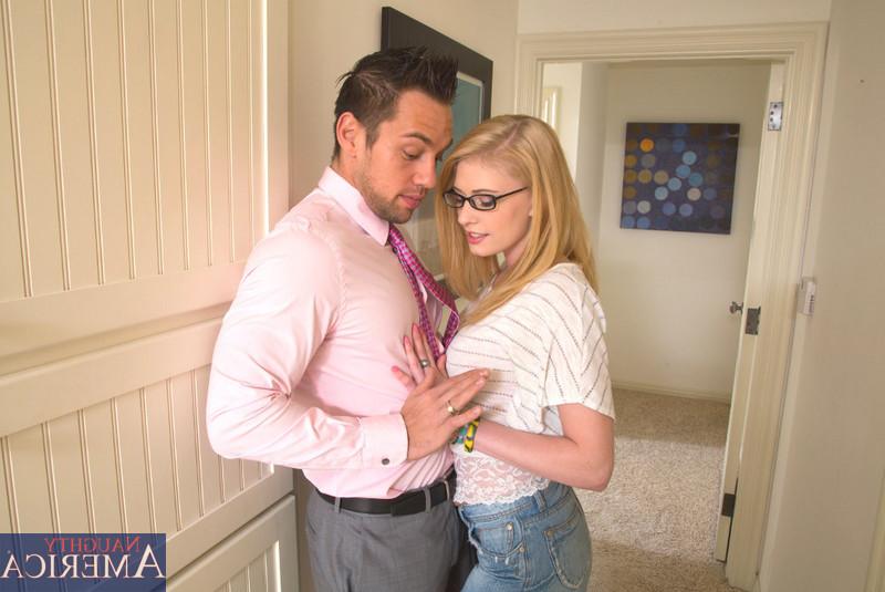 12P La rubia fresa Allie James usa gafas durante el sexo con un hombre casado