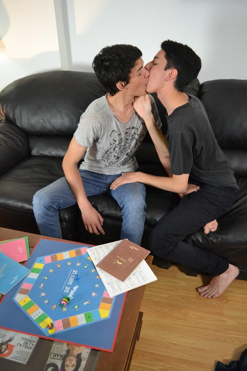 20P Dois adolescentes de cabelos escuros se beijam, tiram a roupa e fazem sexo anal no sofá