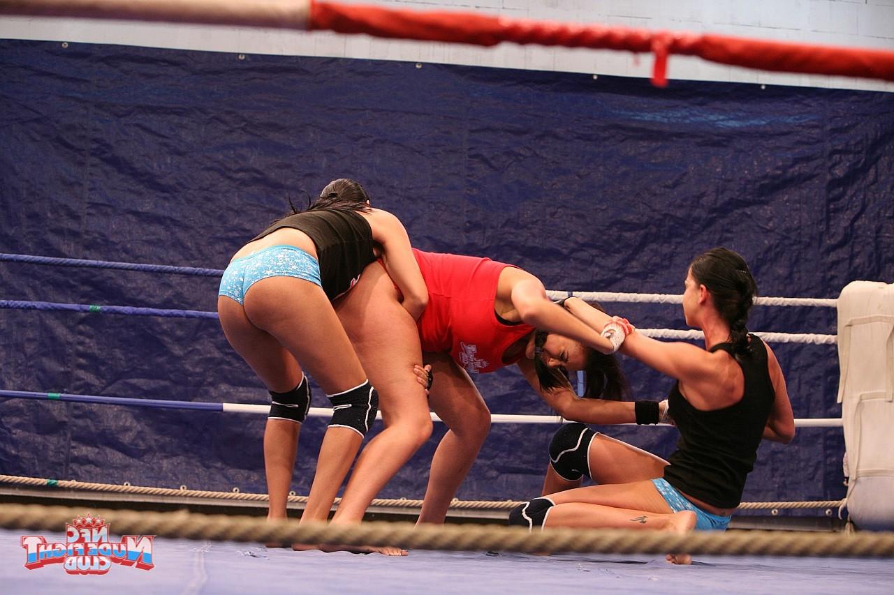 20P Zwei geile Wrestlerinnen ficken die dickärschige MILF Emma Butt nach einem Kampf