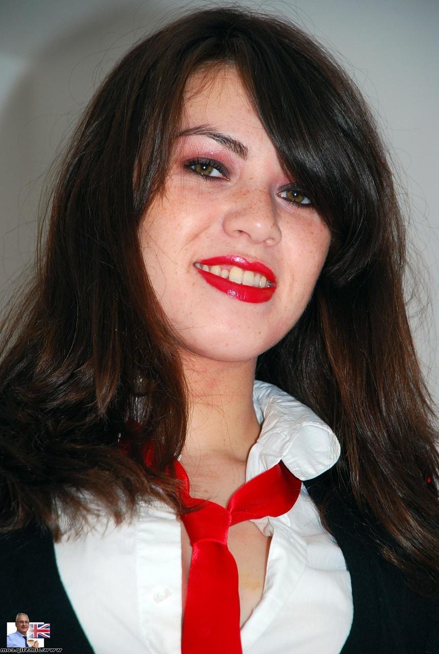 17P La colegiala traviesa Tiffanny Doll se levanta la falda sexy y muestra su culo caliente