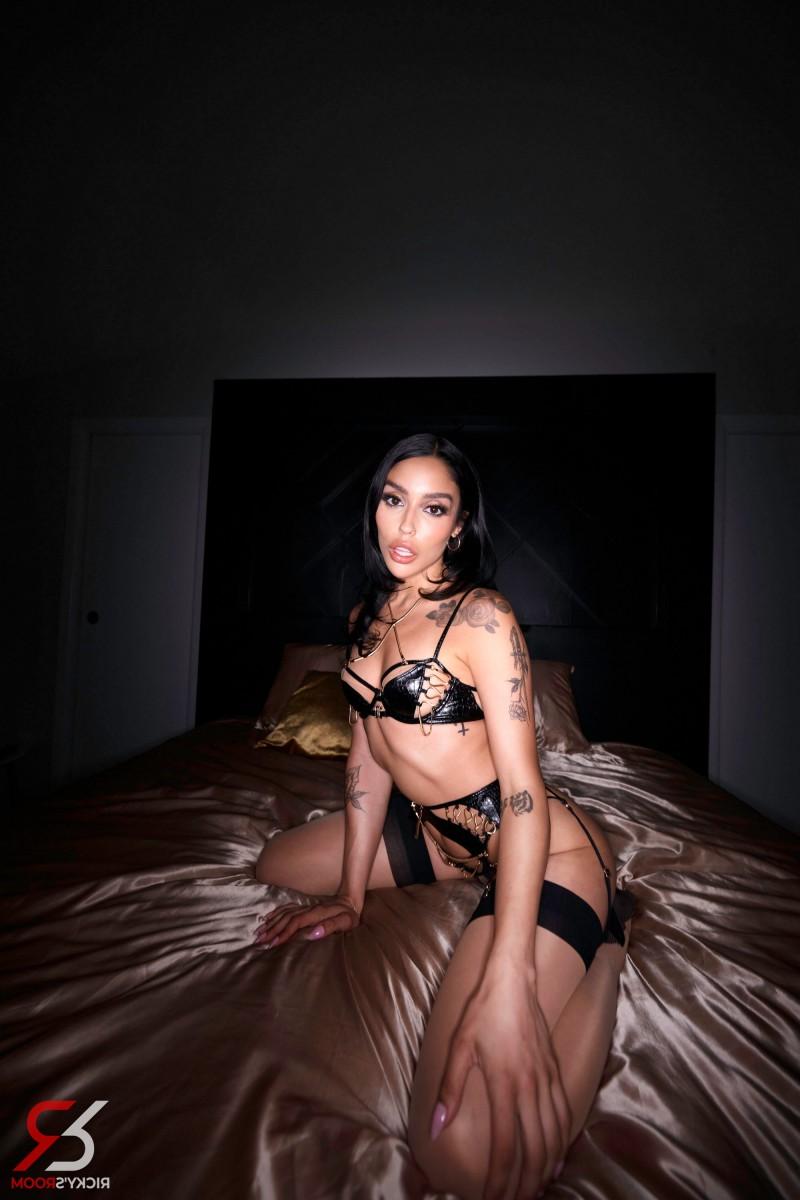 20P La latina Vanessa Sky est étranglée par des hommes noirs sur un lit en lingerie.
