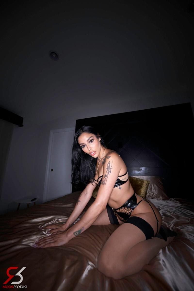 20P La latina Vanessa Sky est étranglée par des hommes noirs sur un lit en lingerie.