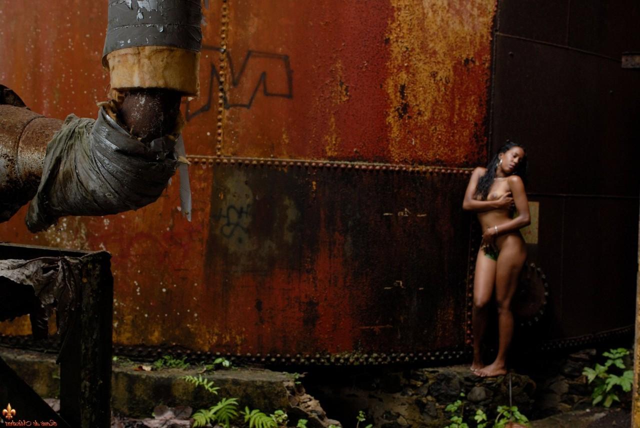 16P A negra gostosa Anais tira o biquíni nas ruínas de uma antiga fábrica
