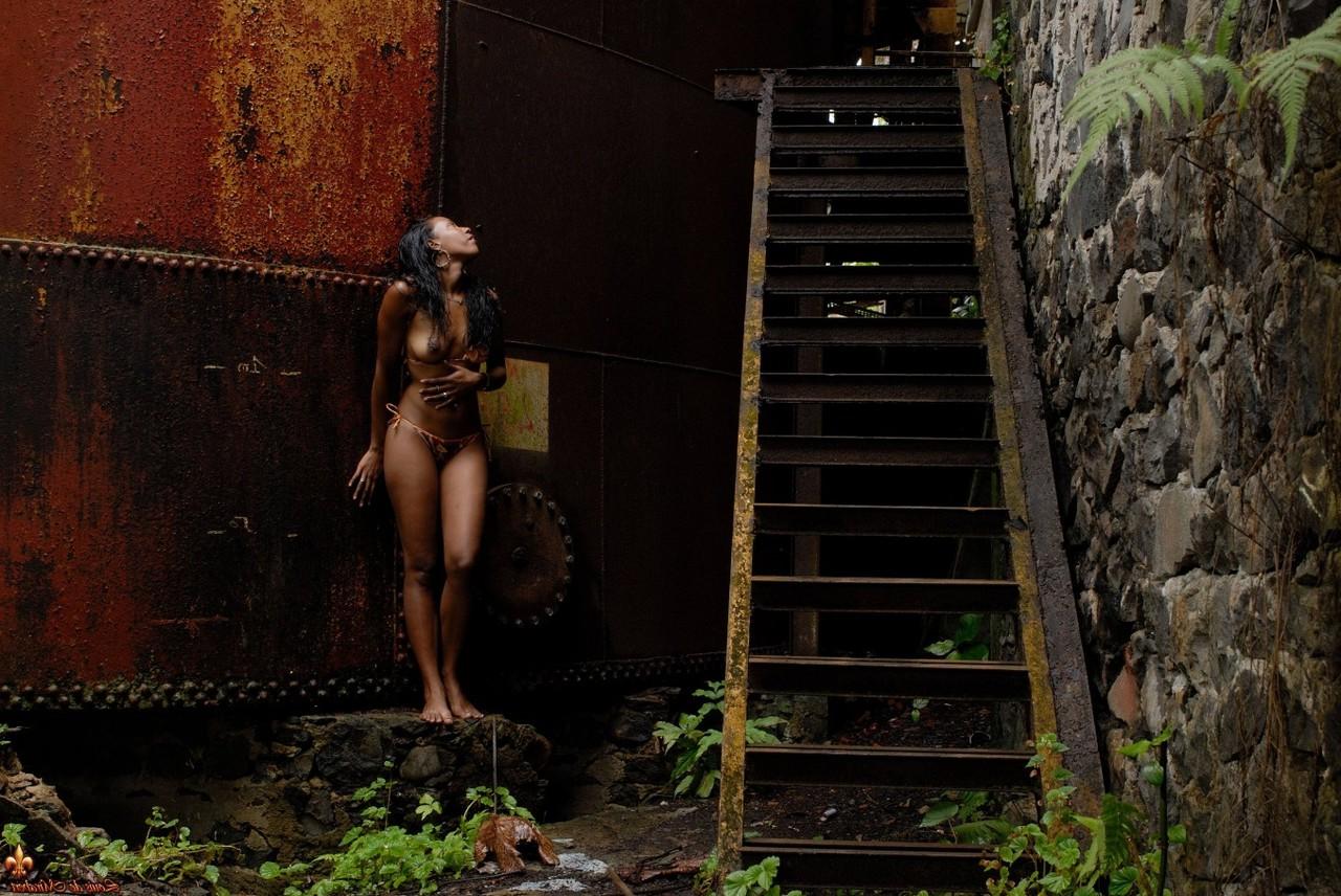 16P A negra gostosa Anais tira o biquíni nas ruínas de uma antiga fábrica