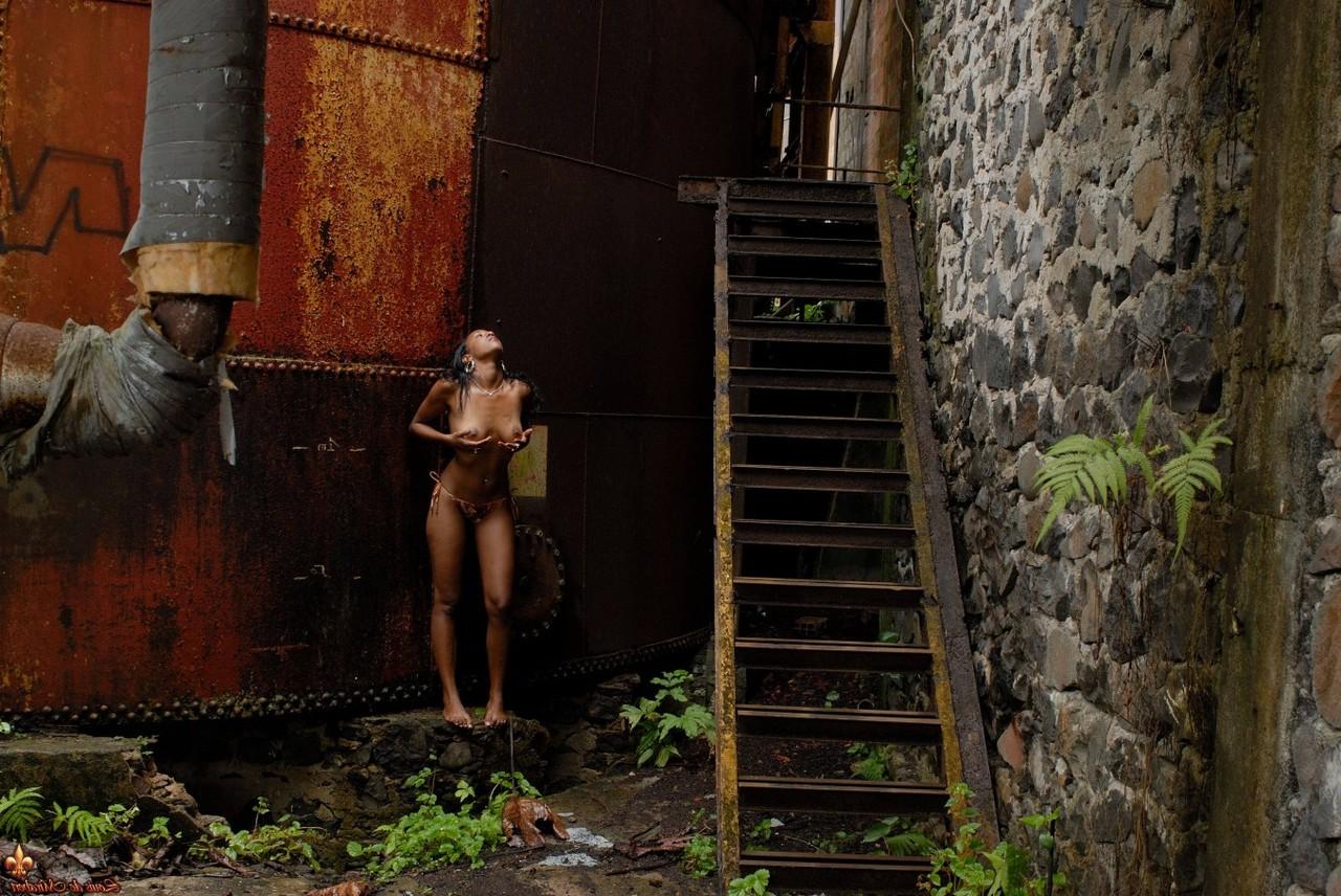 16P A negra gostosa Anais tira o biquíni nas ruínas de uma antiga fábrica