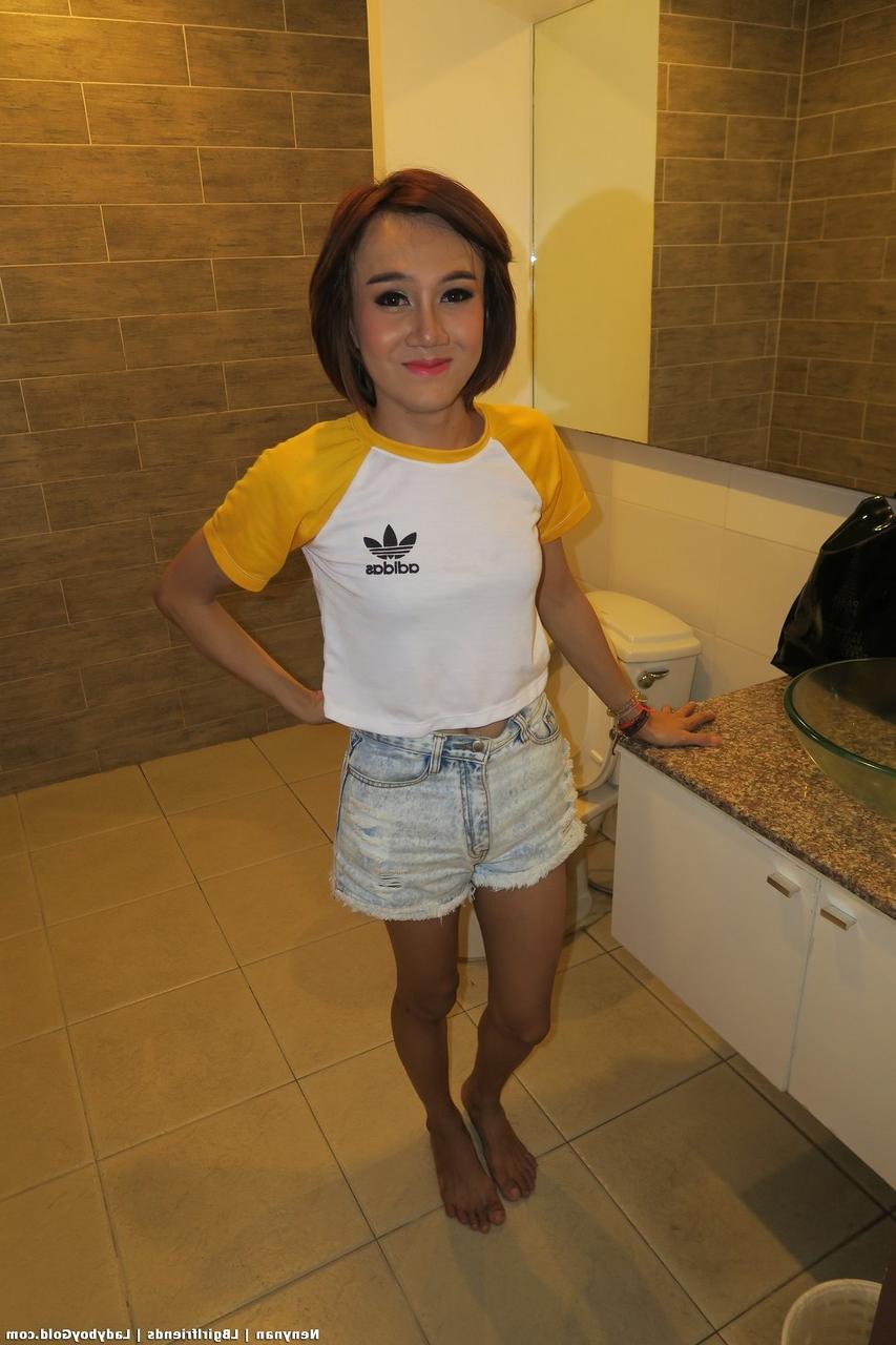 17P La petite transexuelle maigre Nenynan laisse tomber sa serviette pour une baise en POV