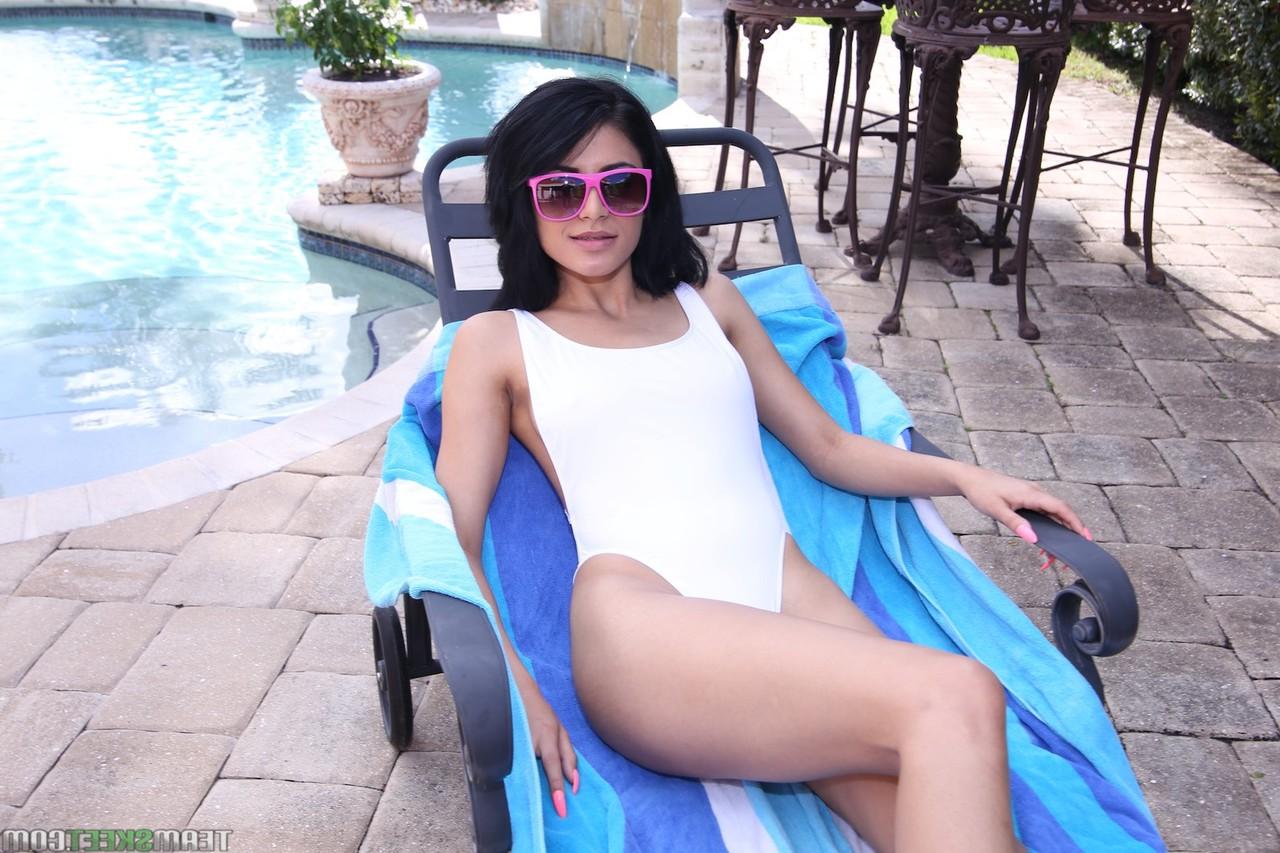 16P A linda adolescente Cindy Cruz sente piscando sua buceta raspada na piscina