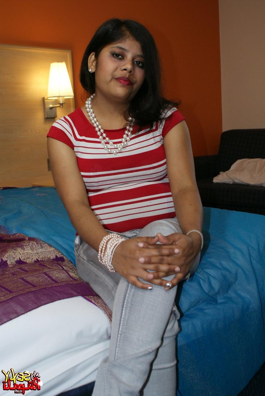 15P Rupali, une indienne pulpeuse, se déshabille et enfile son costume d'anniversaire dans une chambre.