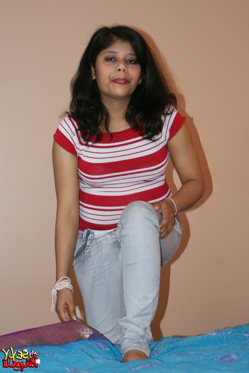 15P Rupali, une indienne pulpeuse, se déshabille et enfile son costume d'anniversaire dans une chambre.