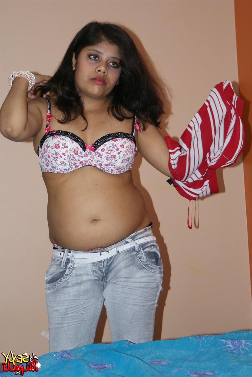 15P Rupali, une indienne pulpeuse, se déshabille et enfile son costume d'anniversaire dans une chambre.