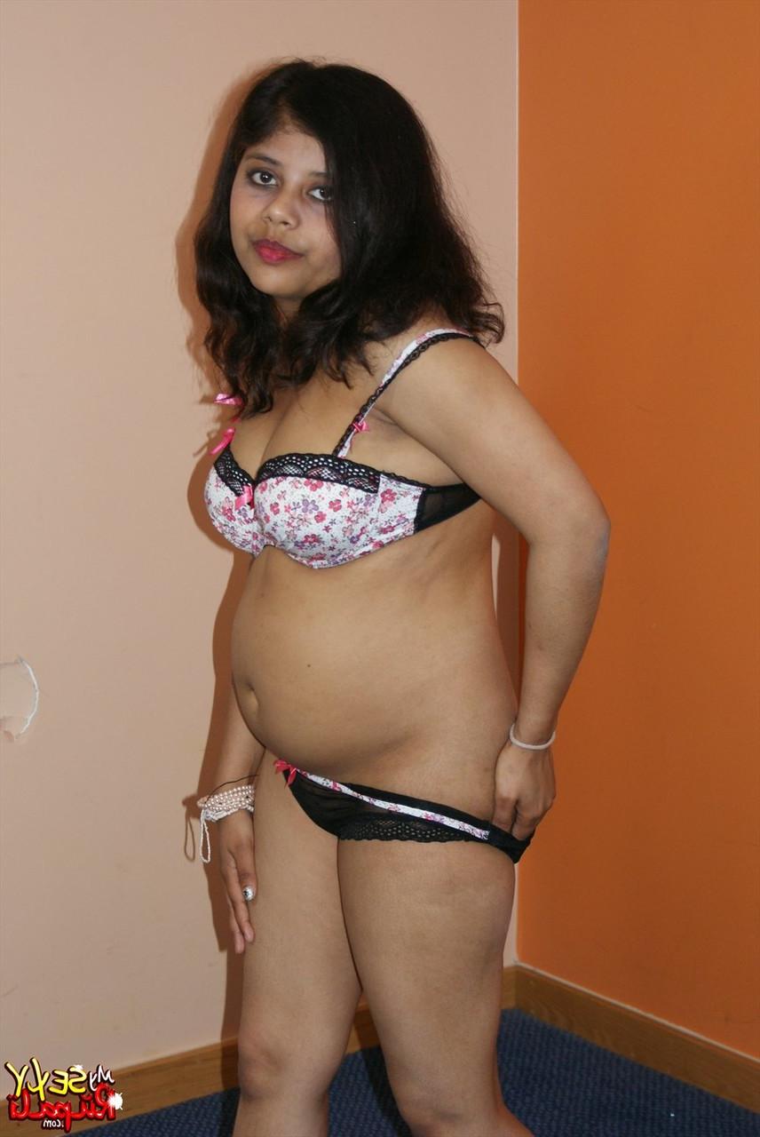 15P Rupali, une indienne pulpeuse, se déshabille et enfile son costume d'anniversaire dans une chambre.