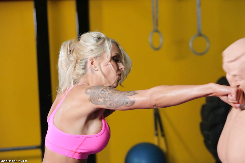 16P La milf rubia tatuada Nina Elle practica deportes con grandes tetas aceitadas