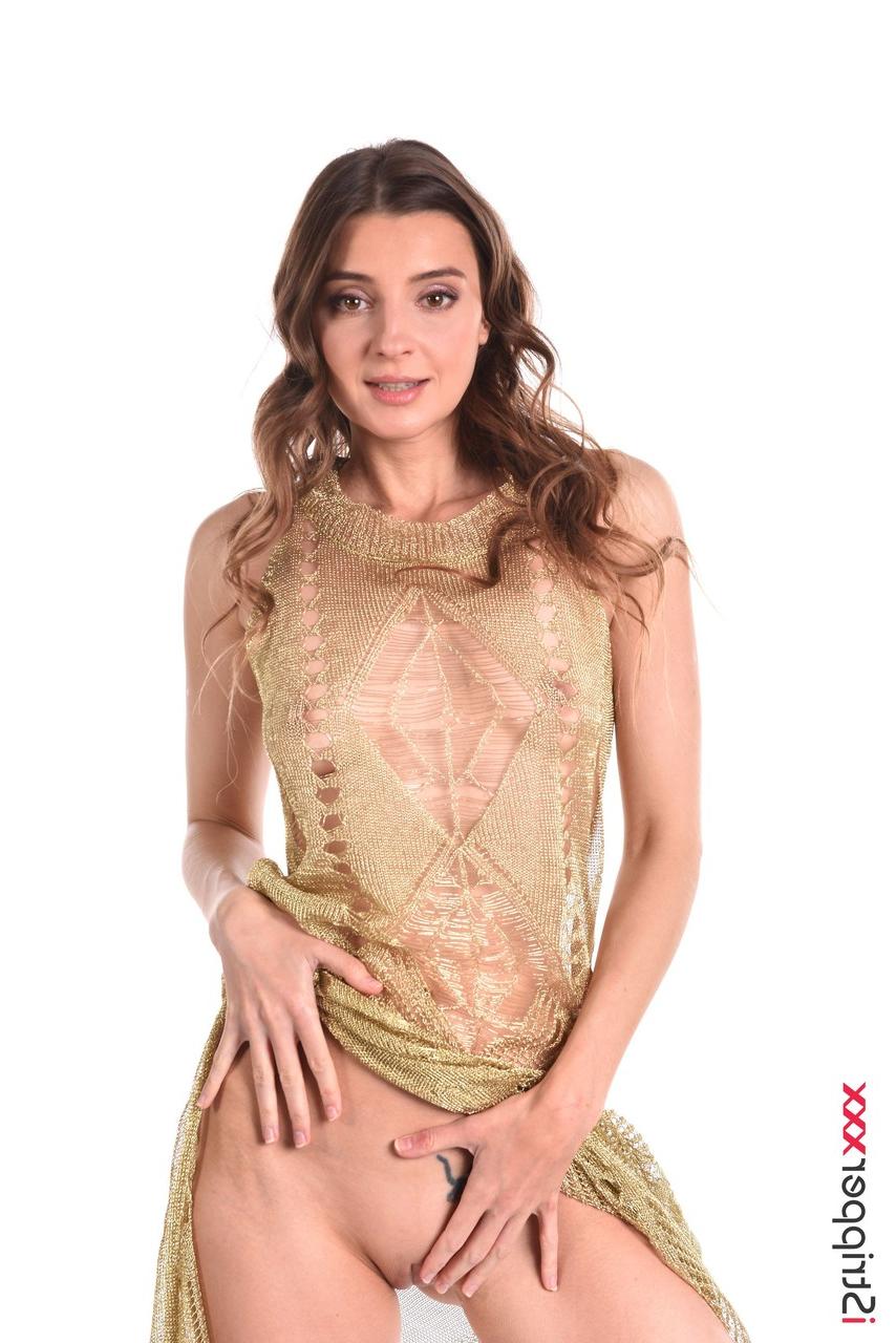 15P A gostosa Melena Maria Rya fica de joelhos antes de se masturbar com um brinquedo