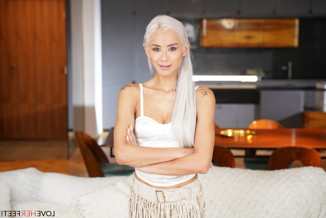 20P Die schlanke blonde Teenagerin Veronica Leal stellt ihren schönen Körper zur Schau und posiert nackt
