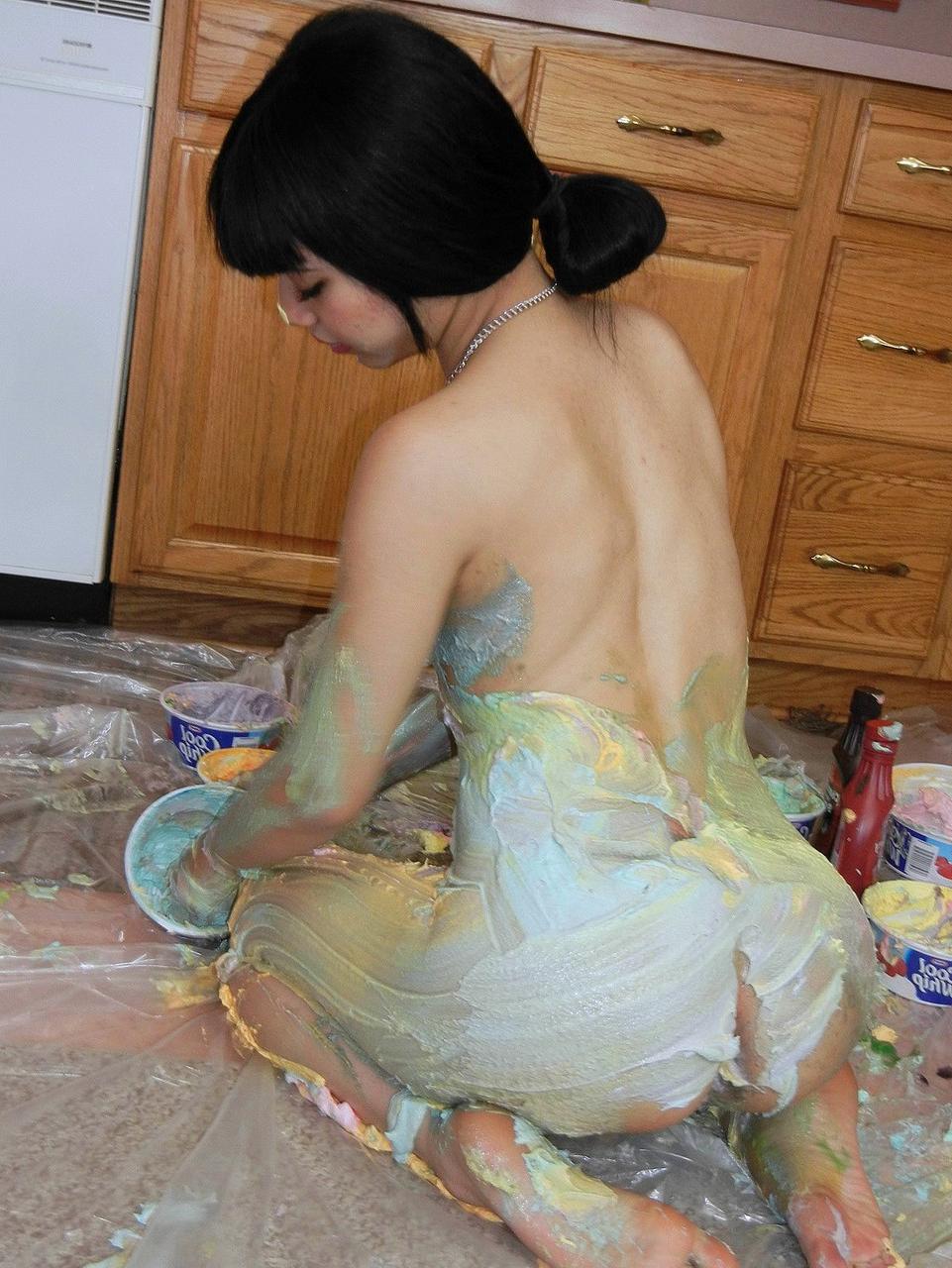20P La sexy latina Sophia ensucia su culo redondo y sus tetas con pintura corporal