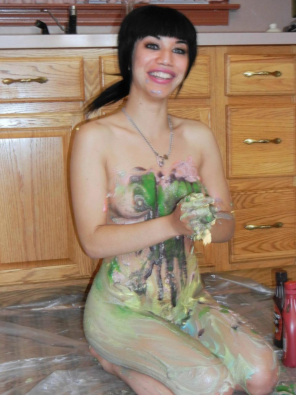 20P La sexy latina Sophia ensucia su culo redondo y sus tetas con pintura corporal