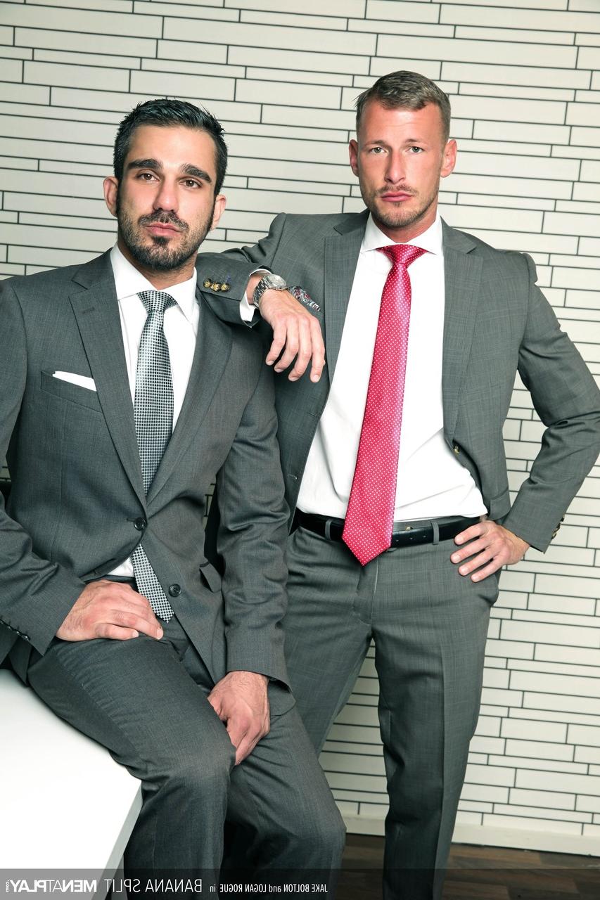 20P Colegas gays Jake Bolton e Logan Rogue fazem sexo anal selvagem no escritório