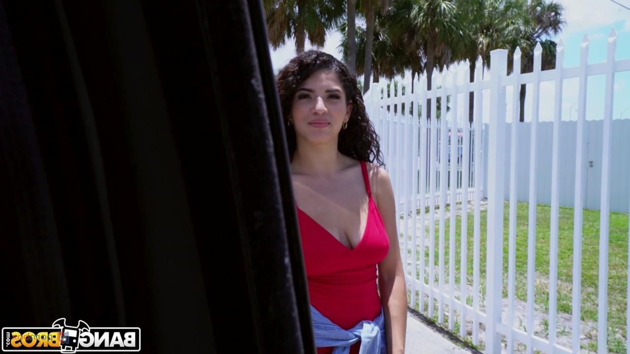 20P Latina Gabriela mostra seus peitos grandes para um estranho e fode seu pau enorme