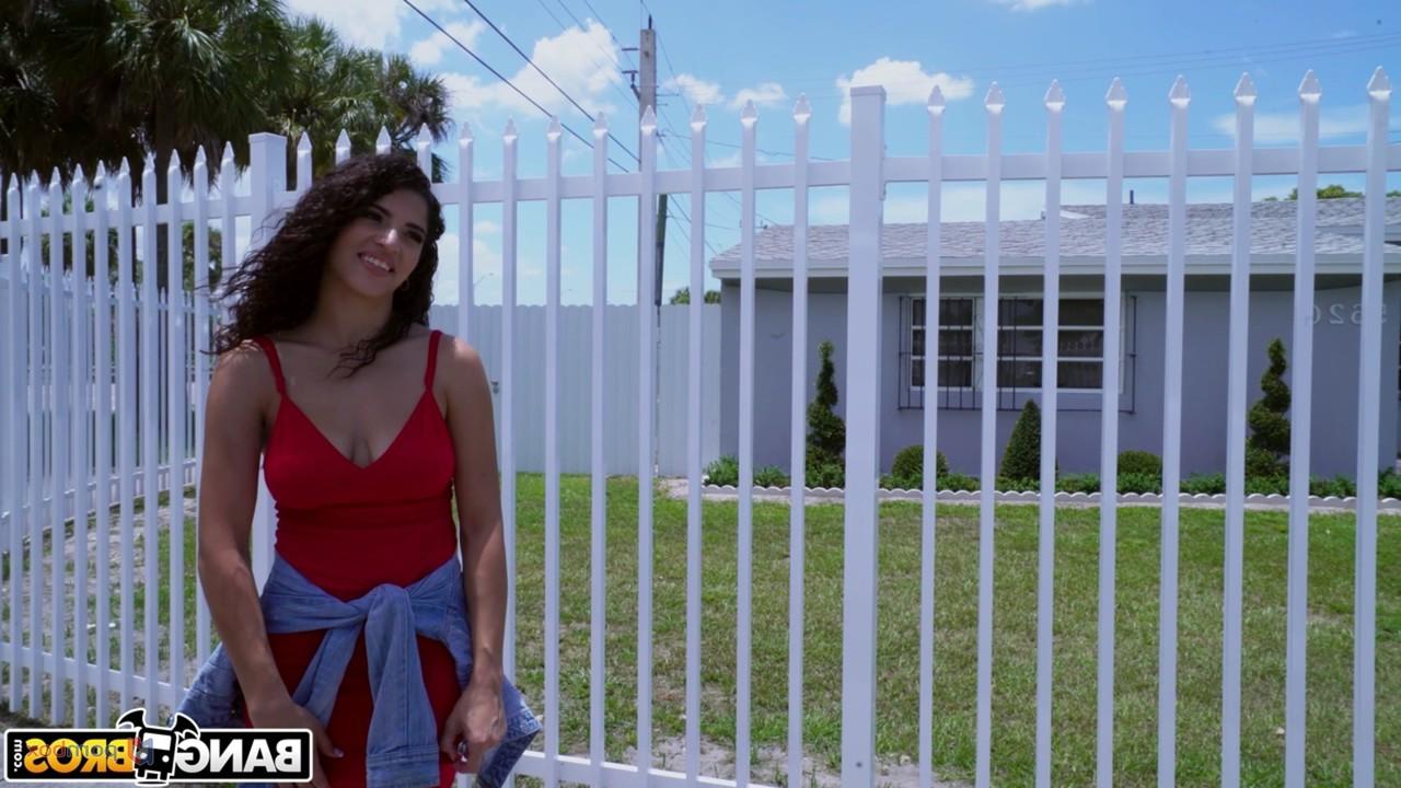 20P Latina Gabriela mostra seus peitos grandes para um estranho e fode seu pau enorme