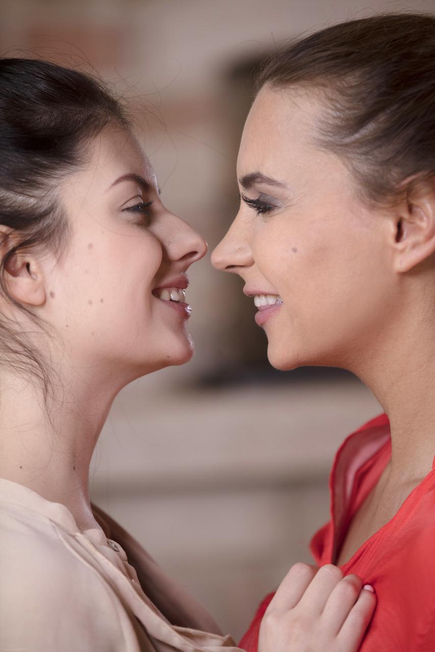 20P As gostosas Dorothy Black e Rebecca Volpetti expõem seus peitos grandes, lambem a buceta e os dedos
