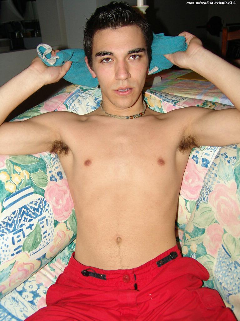 20P O jovem gay Seth 5 mostra seu traseiro e bolas peludas e se masturba