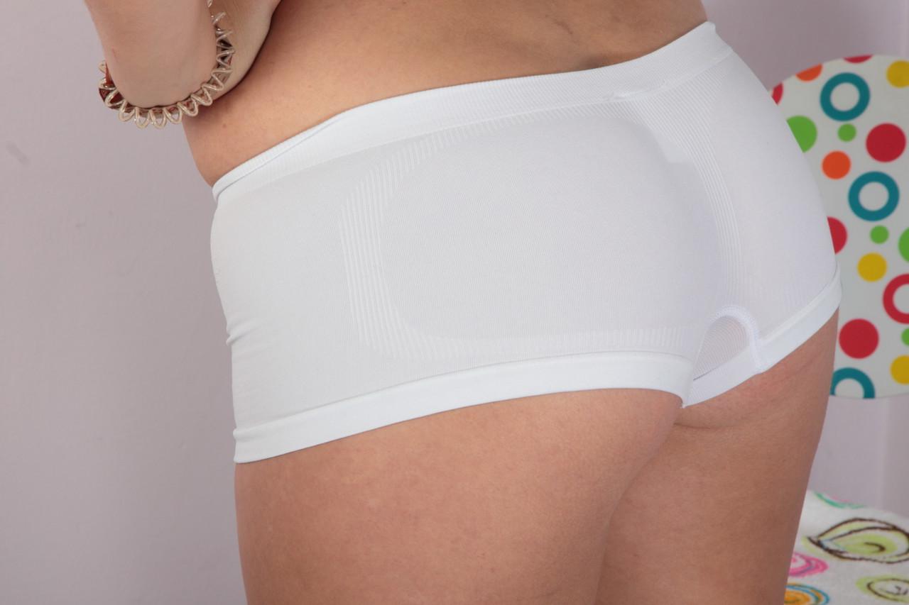 20P Die exotische Latina-Teenagerin Roxane zieht sich nackt aus und zeigt ihren runden Arsch und ihre haarige Muschi